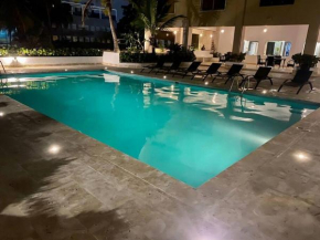 Luxury PH oceanfront, with pool, free pkg and wifi